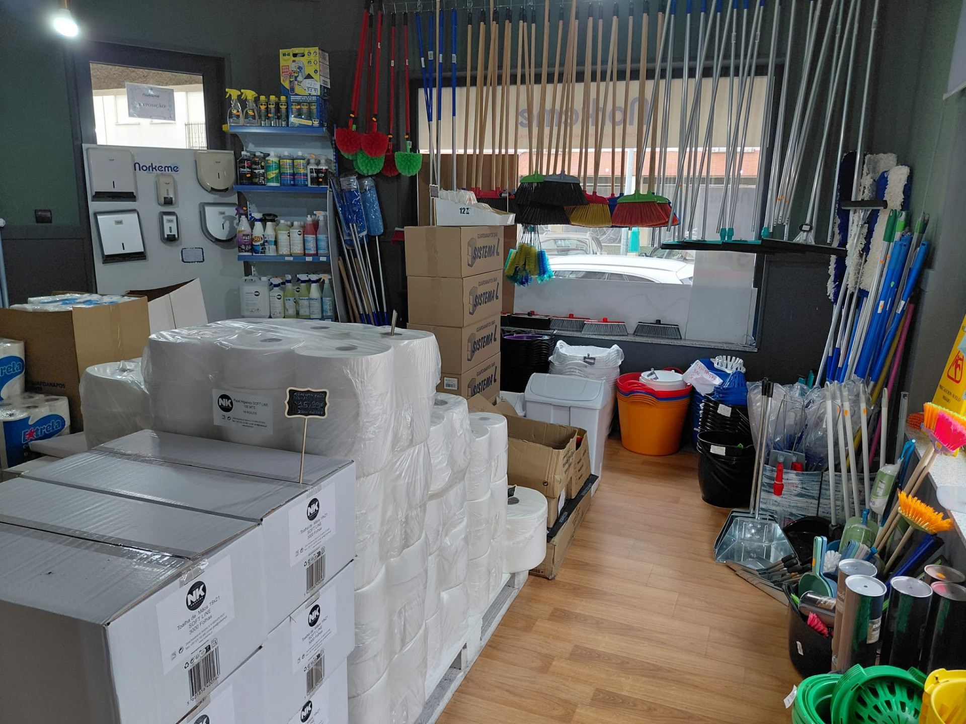 Interior real da loja Norkeme — Espaço Higiene em Fafe